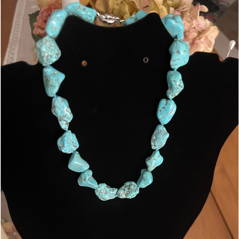 Women’s beautiful nugget turquoise necklace, 17 inch long brand new, never worn